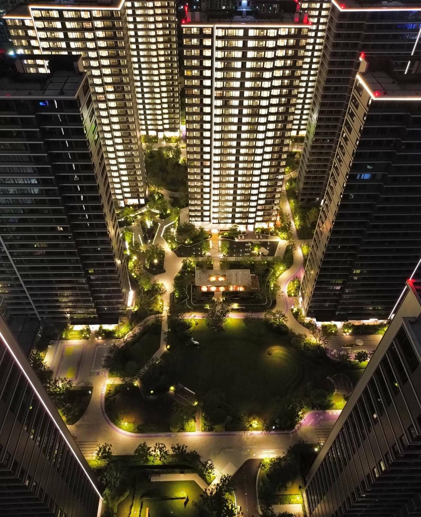 萬科物業(yè)“太陽鐘”技術(shù)入選《2025美麗中國綠色空間使用者年鑒》 引領(lǐng)社區(qū)智慧綠化新風(fēng)尚